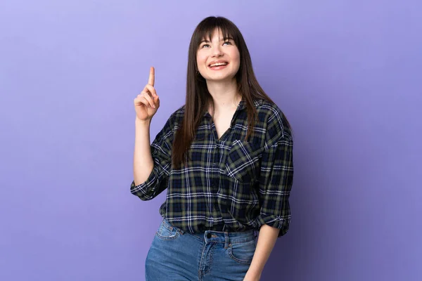 Joven Ucraniana Aislada Sobre Fondo Púrpura Apuntando Hacia Arriba Sorprendida — Foto de Stock