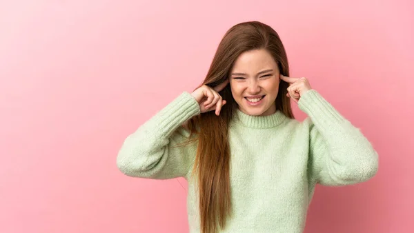 Tinédzser Lány Felett Elszigetelt Rózsaszín Háttér Frusztrált Fedő Fülek — Stock Fotó