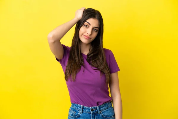 Jonge Blanke Vrouw Geïsoleerd Gele Achtergrond Met Een Uitdrukking Van — Stockfoto