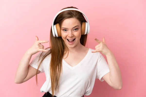 Adolescente Chica Sobre Aislado Rosa Fondo Escuchar Música Haciendo Rock —  Fotos de Stock