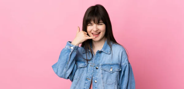 Mulher Ucraniana Jovem Isolado Fundo Rosa Fazendo Gesto Telefone Chama — Fotografia de Stock