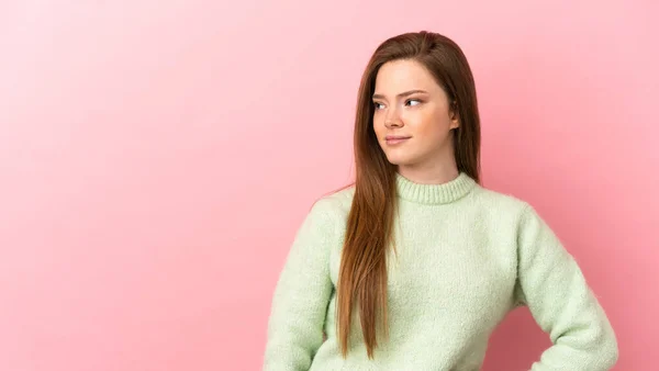 Menina Adolescente Sobre Fundo Rosa Isolado Com Dúvidas Olhar Lado — Fotografia de Stock