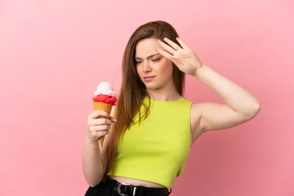 Tiener Meisje Met Een Cornet Ijs Geïsoleerde Roze Achtergrond Maken — Stockfoto