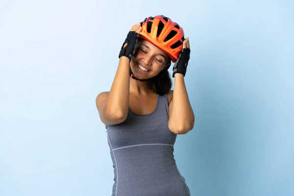 Junge Radfahrerin Auf Blauem Grund Isoliert Lachend — Stockfoto