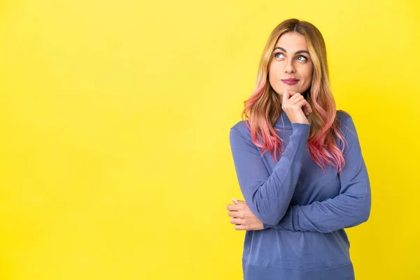 Giovane Donna Sfondo Giallo Isolato Guardando Verso Alto — Foto Stock