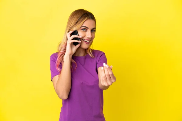 Giovane Donna Utilizzando Telefono Cellulare Sfondo Giallo Isolato Facendo Gesto — Foto Stock