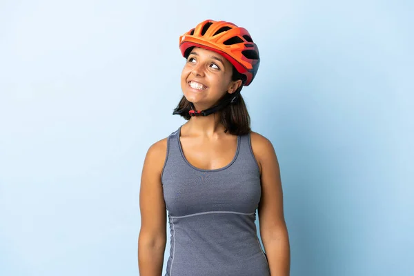 Genç Bisikletçi Kadın Mavi Arka Planda Izole Edilmiş Bir Şekilde — Stok fotoğraf