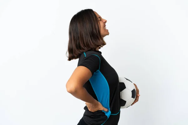 若いサッカー選手の女性は努力をしたことのために腰痛に苦しんで白い背景に隔離された — ストック写真