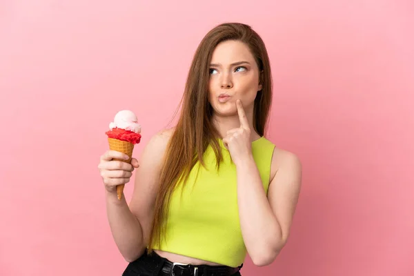 Tiener Meisje Met Een Cornet Ijs Geïsoleerde Roze Achtergrond Met — Stockfoto