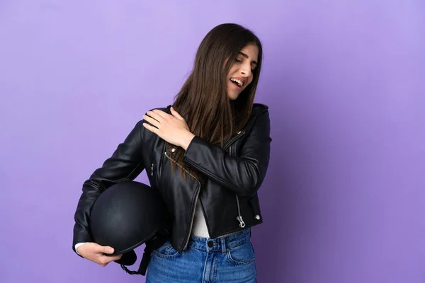 肩の痛みに苦しんで紫色の背景に隔離されたオートバイのヘルメットを持つ若い白人女性は努力をした — ストック写真