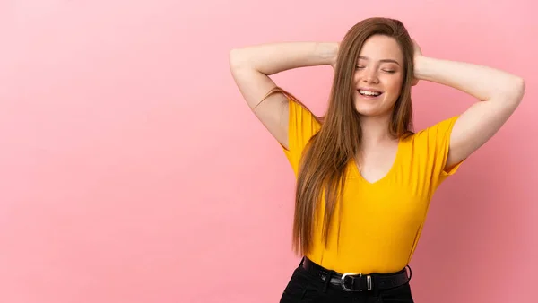 Tiener Meisje Geïsoleerde Roze Achtergrond Lachen — Stockfoto