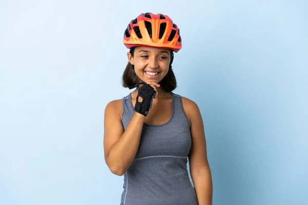 Mavi Arka Planda Izole Edilmiş Genç Bisikletçi Kadın Yana Bakıyor — Stok fotoğraf