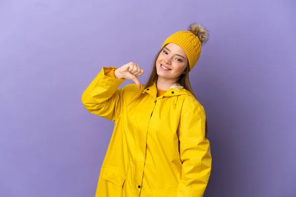 Adolescente Chica Usando Impermeable Capa Sobre Aislado Púrpura Fondo Orgulloso —  Fotos de Stock