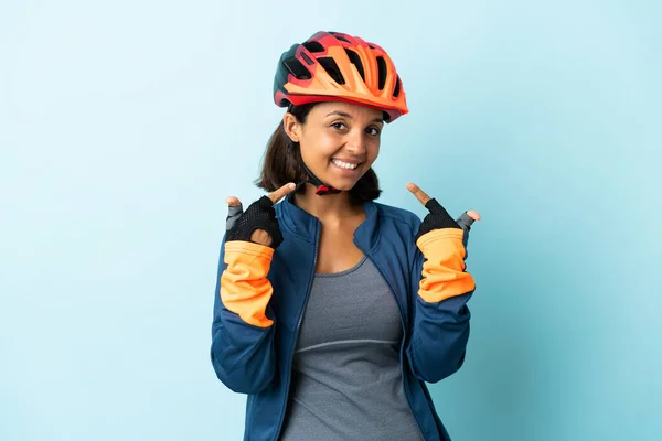 Jonge Fietser Vrouw Geïsoleerd Blauwe Achtergrond Geven Van Een Duim — Stockfoto