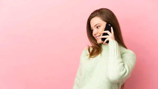 Ragazza Adolescente Sfondo Rosa Isolato Mantenendo Una Conversazione Con Telefono — Foto Stock