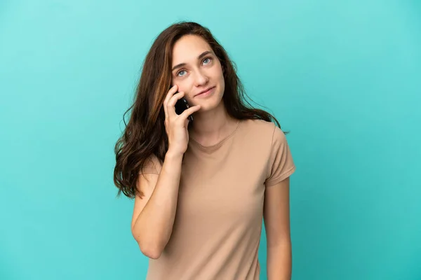 Joven Mujer Caucásica Aislada Sobre Fondo Azul Manteniendo Una Conversación — Foto de Stock