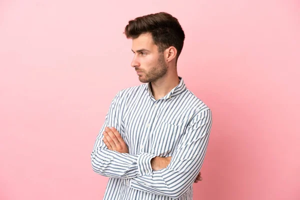 Jonge Blanke Knappe Man Geïsoleerd Roze Achtergrond Houden Van Armen — Stockfoto