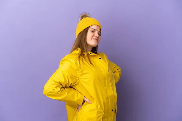 Chica Adolescente Con Abrigo Impermeable Sobre Fondo Púrpura Aislado Que —  Fotos de Stock