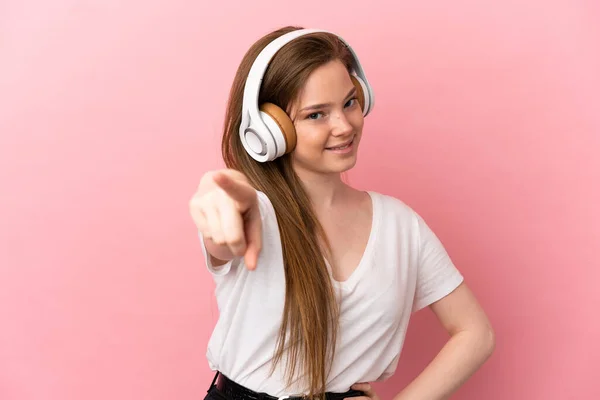 Девочка Подросток Изолированном Розовом Фоне Слушает Музыку — стоковое фото