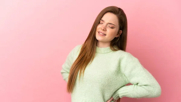 Tiener Meisje Geïsoleerde Roze Achtergrond Lijden Van Rugpijn Voor Het — Stockfoto