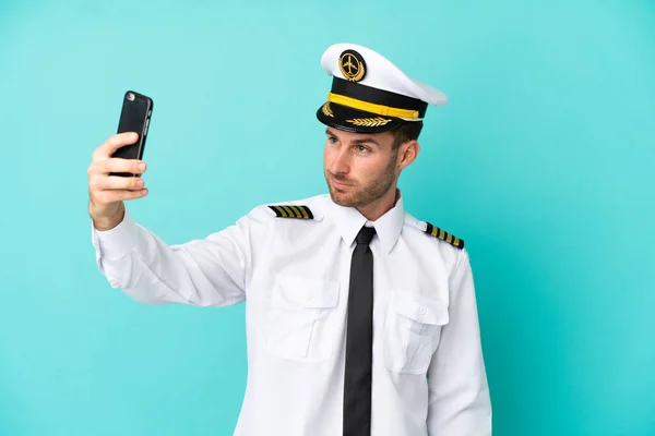 Avión Piloto Caucásico Aislado Sobre Fondo Azul Haciendo Una Selfie —  Fotos de Stock