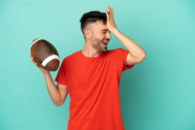 Mavi arka planda ragbi oynayan Kafkasyalı genç bir adam bir şeyin farkına vardı ve çözüme niyetlendi.