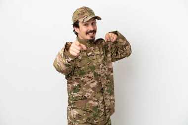 Beyaz arka planda izole edilmiş asker gülümserken seni işaret ediyor.