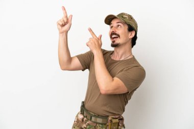 Beyaz arka planda izole edilmiş bir asker işaret parmağıyla işaret etmek harika bir fikir.