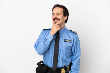 İzole edilmiş arka planda genç bir polis memuru yan tarafa bakıyor.