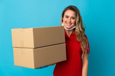 Genç teslimatçı kadın mutlu bir ifadeyle beyaz arka planda izole edilmiş.