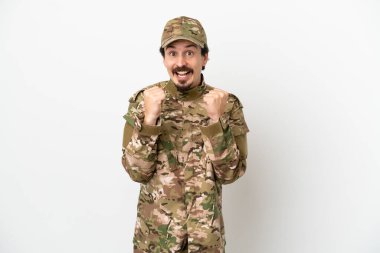 Beyaz arka planda izole edilmiş asker galibiyeti kutluyor.