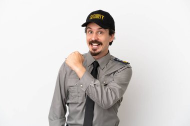 Beyaz arka planda izole edilmiş beyaz bir güvenlik görevlisi zaferi kutluyor.