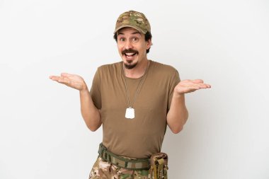 Beyaz arka planda izole edilmiş, şok olmuş yüz ifadesi olan bir asker.