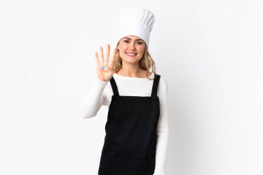 Genç Brezilyalı aşçı kadın beyaz arka planda izole edilmiş mutlu ve parmaklarıyla dört tane sayıyor.