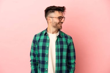 Pembe arka planda izole edilmiş beyaz bir adam.