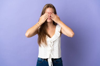 İzole bir geçmişi olan beyaz bir kadın elleriyle gözlerini kapatıyor.