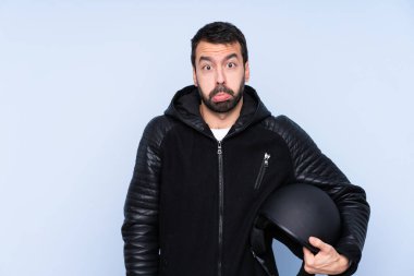 Motosiklet kasklı bir adam, izole edilmiş, üzgün ve depresif bir geçmişi var.