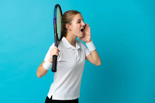 Молода Жінка Тенісистка Ізольована Синьому Фоні Кричить Відкритим Ротом — стокове фото