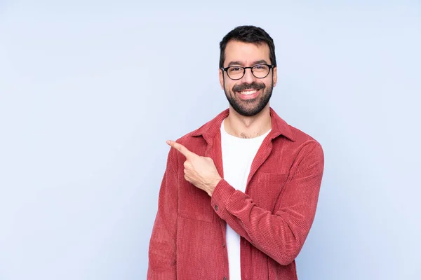 Jonge Blanke Man Draagt Corduroy Jas Blauwe Achtergrond Wijzend Naar — Stockfoto