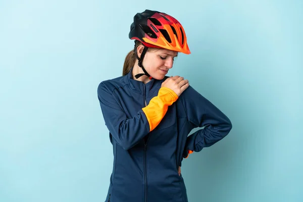 Jeune Femme Cycliste Isolée Sur Fond Bleu Souffrant Douleur Épaule — Photo