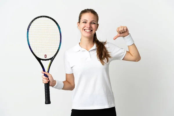 年轻的高加索女人 与白人背景隔离打网球 为自己感到自豪 — 图库照片