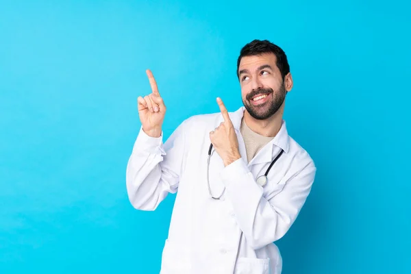 Joven Hombre Caucásico Sobre Fondo Aislado Con Una Bata Médico — Foto de Stock