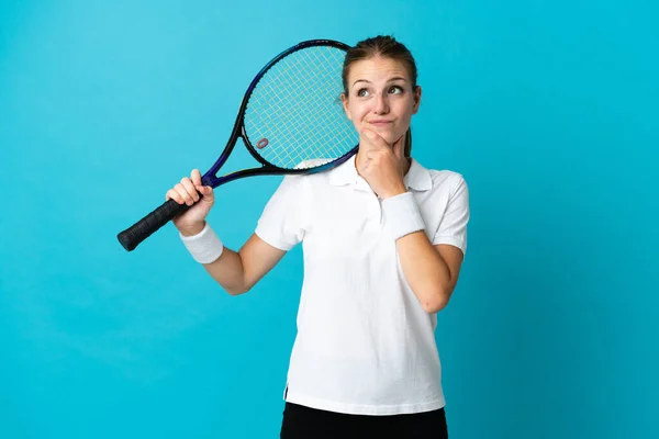 Молода Жінка Тенісистка Ізольована Синьому Фоні Дивиться Вгору — стокове фото