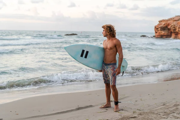 Joven Caucásico Hombre Levantarse Temprano Hacer Surf Amanecer — Foto de Stock