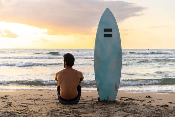 Jeune Homme Caucasien Lever Tôt Pour Faire Surf Lever Soleil — Photo