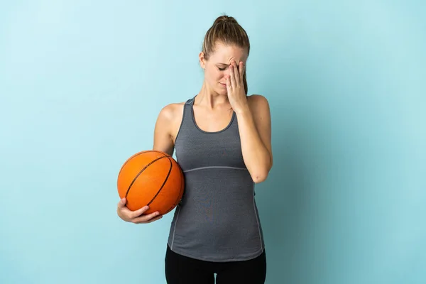 Giovane Donna Che Gioca Basket Isolato Sfondo Blu Con Espressione — Foto Stock