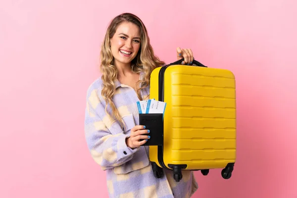 Jovem Brasileira Isolada Fundo Rosa Férias Com Mala Passaporte — Fotografia de Stock