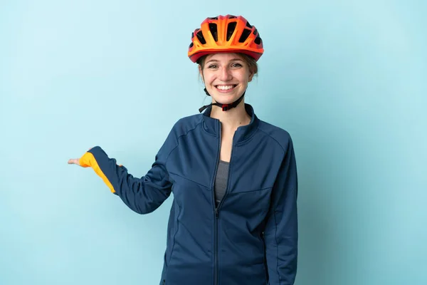 Mavi Arka Planda Izole Edilmiş Genç Bisikletçi Kadın Davet Edilmek — Stok fotoğraf