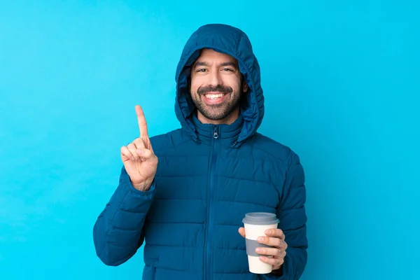 Uomo Che Indossa Giacca Invernale Tenendo Caffè Asporto Sfondo Blu — Foto Stock