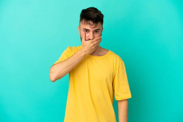 Young Caucasian Man Isolated Blue Background Covering Mouth Hand — Stock Photo, Image